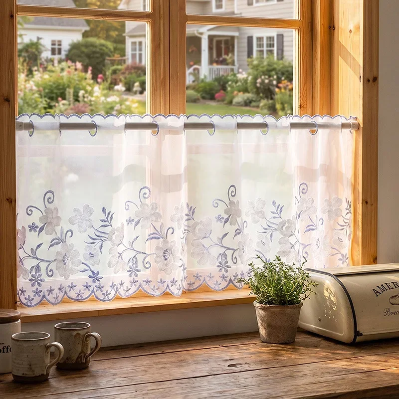 Embroidery Kitchen - ผ้าม่านคาเฟ่ปักลายดอกไม้สไตล์โมเดิร์น ผ้าม่านโปร่งสำหรับตู้ครัว ฉากกั้นหน้าต่างเบย์ ประตู พร้อมช่องร้อยราว ของตกแต่งบ้าน