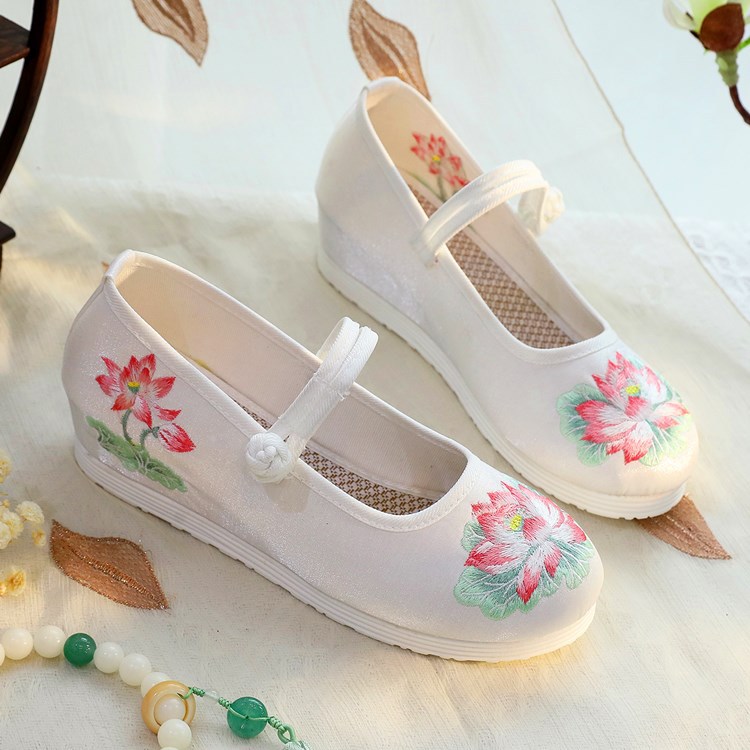 Embroidery White - รองเท้าส้นเตารีดแบบแมรี่เจนปักลายดอกบัวสีขาวและเขียวสำหรับผู้หญิง ปี 2026 สไตล์โอเรียนทัล รองเท้าฮั่นฝูแบบจีน รองเท้าลำลองแบบสวม