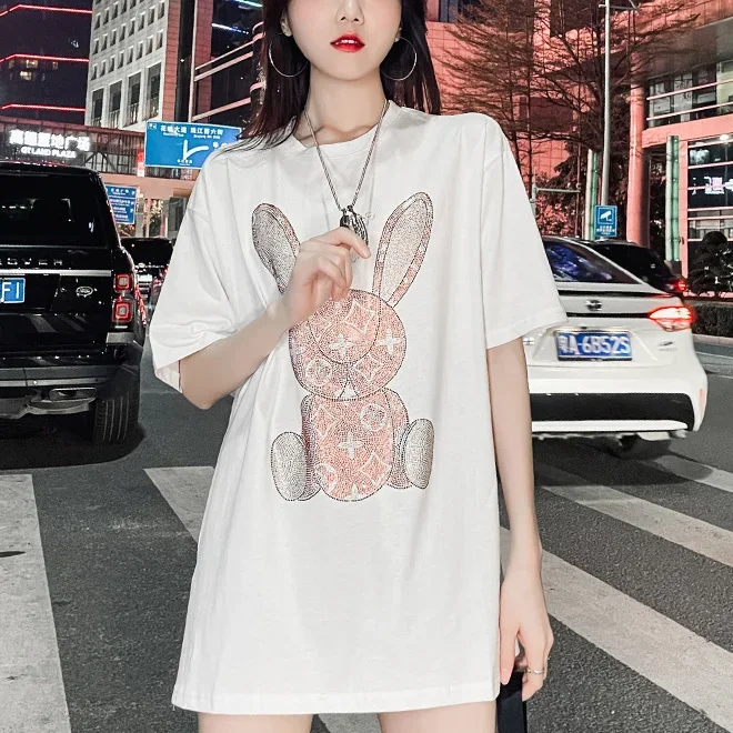 Embroidery Print - เสื้อยืดลำลองฤดูร้อนสำหรับผู้หญิง: เสื้อยืดแขนสั้นพิมพ์ลายการ์ตูนเพชร สำหรับใส่ทำงานและใส่ในชีวิตประจำวัน