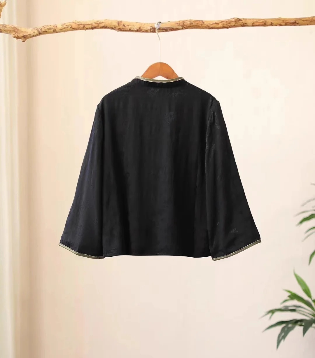 เสื้อเบลาส์ฤดูใบไม้ผลิสุดหรูสํ - Embroidery On Black Shirt บทวิจารณ์และราคา