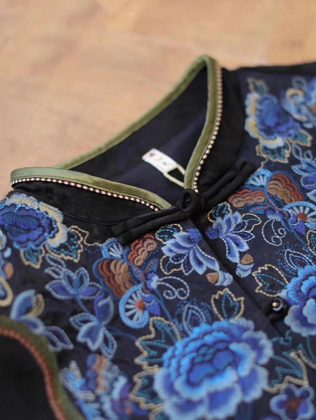 เสื้อเบลาส์ฤดูใบไม้ผลิสุดหรูสํ - Embroidery On Black Shirt บทวิจารณ์และราคา